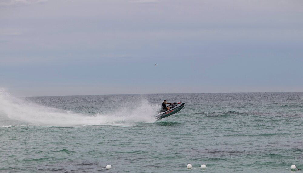 Imagem ilustrativa de jet ski em navegação